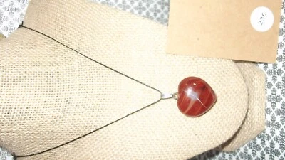 COLLAR CORAZÓN PIEDRA JASPE ROJO SOBRE CORDÓN DE CUERO 236 Foto 1 de 4