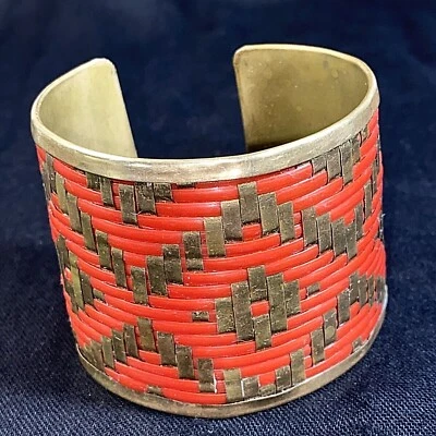 Brazalete grueso de latón y plástico rojo tejido tribal diseño Ikat  Foto 1 de 4