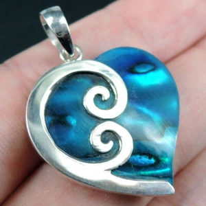 Ciondolo con conchiglia di abalone Paua blu a forma di cuore piccolo in... - Foto 1 di 9