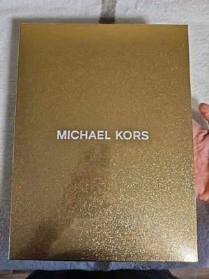 NUEVO CON ETIQUETAS Michael Kors Pescador Costilla Gorro y Bufanda Conjunto de Regalo en Caja Foto 1 de 4