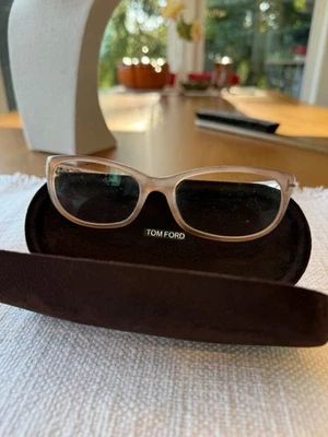 Marco de gafas Tom Ford color rubor Foto 1 de 4