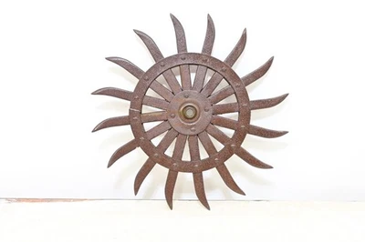 Industrial. Rueda de azada giratoria oxidada John Deere Farm salvamento lista para jardín #3 Foto 1 de 4