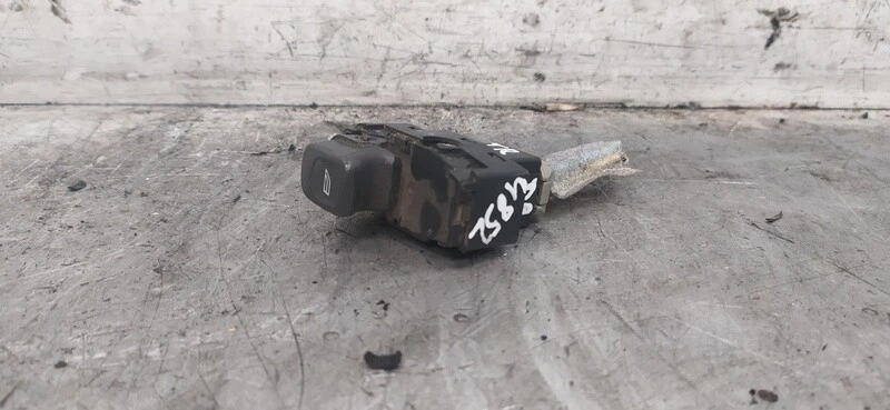 panel mando ventana trasera derecha 213775 para VOLVO V70 FAMILIAR 2.5 D 2000 Foto 1 de 1