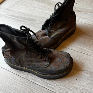 Dr. Martens MIE Floral Tapestry Vintage Plateau Brokat Stiefel 5 - Bild 1 von 18