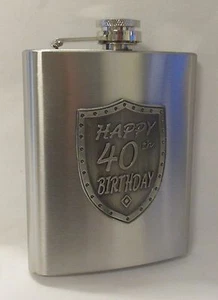 20098 40th BIRTHDAY SILVER 150ml HIP FLASK WITH SHIELD BADGE GIFT BOX FORTIETH - Foto 1 di 3