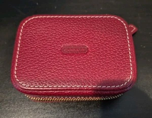 Nuevo Estuche para Pastillas COACH Cuero Guijarro Rojo Rubí, Cremallera Rectángulo 3 Botellas para Pastillas - Imagen 1 de 5