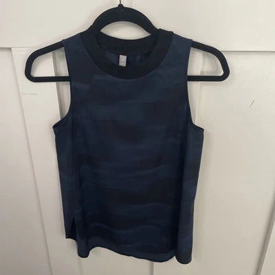 Camiseta sin mangas atlética Athleta azul marino con estampado de céfiro desenfoque camuflaje cuello redondo talla XXS Foto 1 de 4