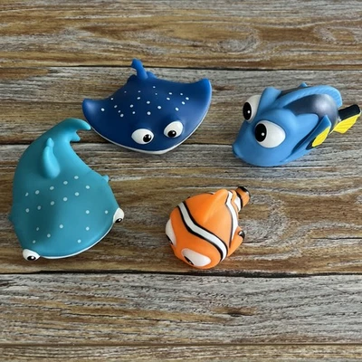 Juguetes acuáticos de plástico Finding Nemo ~ Juguete para piscina para bañera Nemo Dory Mr. Ray ~ Lote 4 Foto 1 de 4