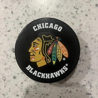 Официальная базовая сувенирная хоккейная игровая шайба с логотипом команды Chicago Blackhawks НХЛ - Изображение 1 из 3