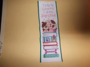 Fertiggestelltes Kreuzstich Lesezeichen - Hund schläft auf einem Bücherstapel mit Zitat - Bild 1 von 2