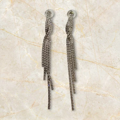 Pendientes de cadena de diamantes de imitación en cascada con montura en tono plateado - de inspiración vintage Foto 1 de 4