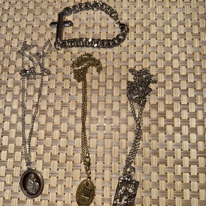 Drei (3) religiöse Halsketten an Ketten - Bild 1 von 4