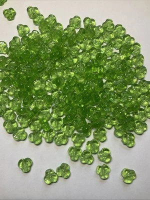 Cuentas de vidrio prensado checo con flor de tres pétalos, verde 150 un.  Foto 1 de 3