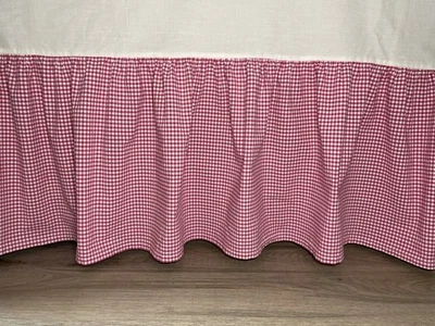 "Falda de cama Pottery Barn Kids rosa a cuadros de guinga tamaño completo 13"" con volantes antipolvo" Foto 1 de 4
