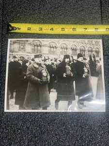 1934 Press Photo Soviet Dictator Joseph Stalin at Stratosphere Pilots Funeral - Picture 1 of 5