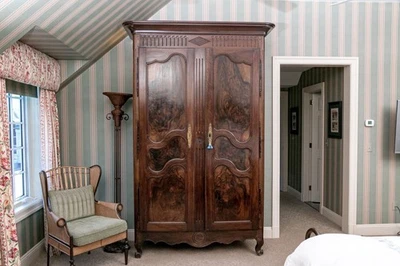 Antiguo armario francés del siglo XIX Luis XV de nogal burl Foto 1 de 4