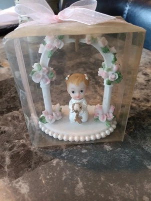 Praying Child Under Arch 洗礼粉白玫瑰上衣  — 第 1/4 张图片