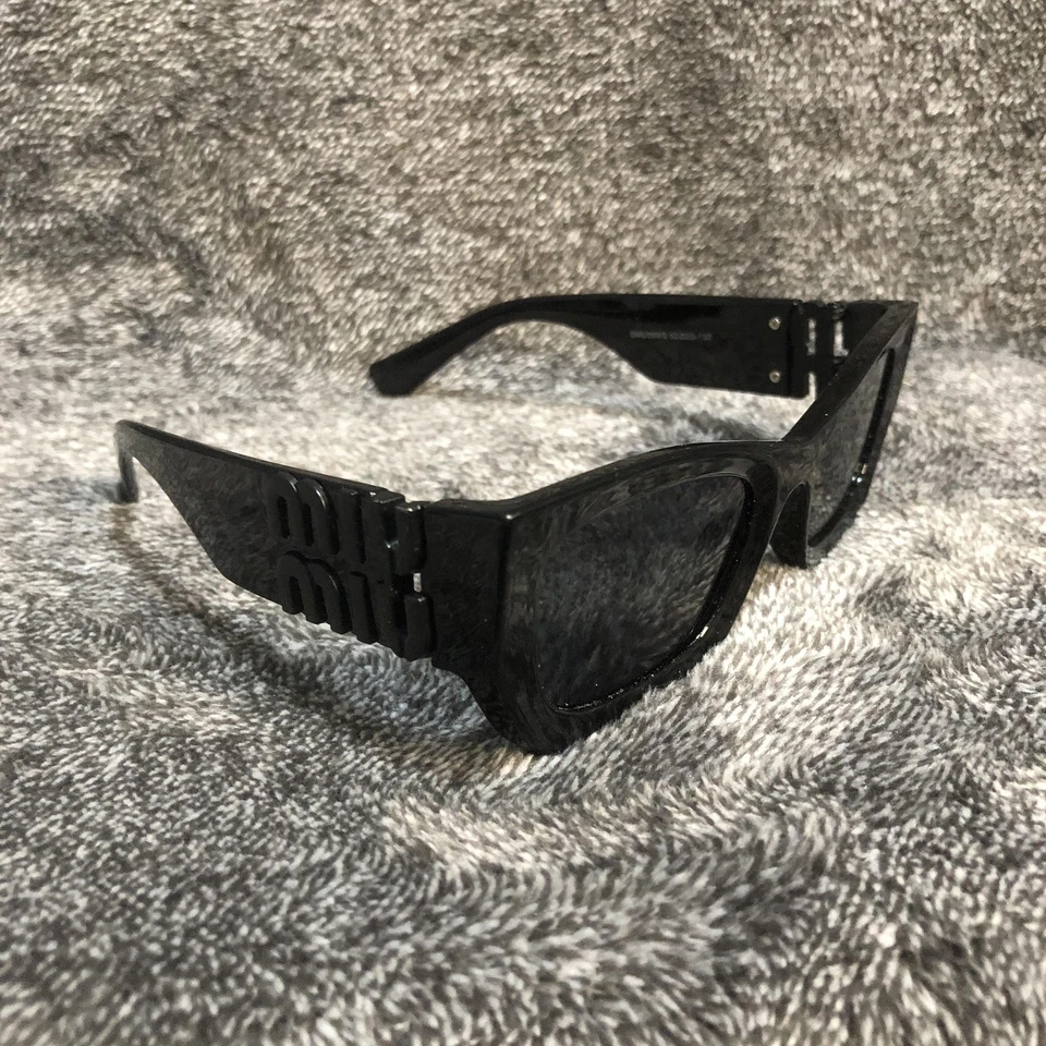 Gafas de sol Miu Miu para mujer negras rectangulares con logotipo Temple SMU09WS 52-23-130 Foto 1 de 4