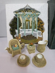 Miniatur Teeservice Korbmöbel Garten Pavillon beliebte Importe Polystone Harz - Bild 1 von 16