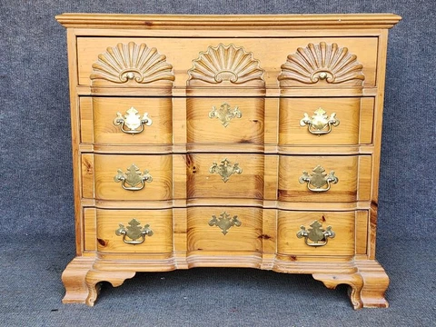 Chippendale Knotty Pine Block Front 4-Drawer Chest of Drawers Cover