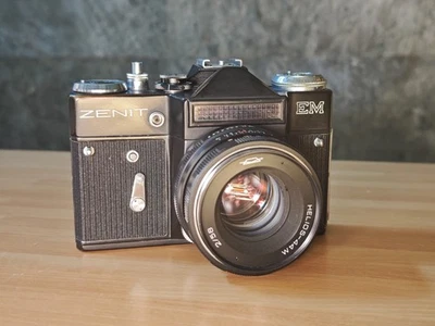 Zenit Helios 44M 58mm (8 Blades) - Zenit EM 35mm SLR film Camera - Immagine 1 di 4