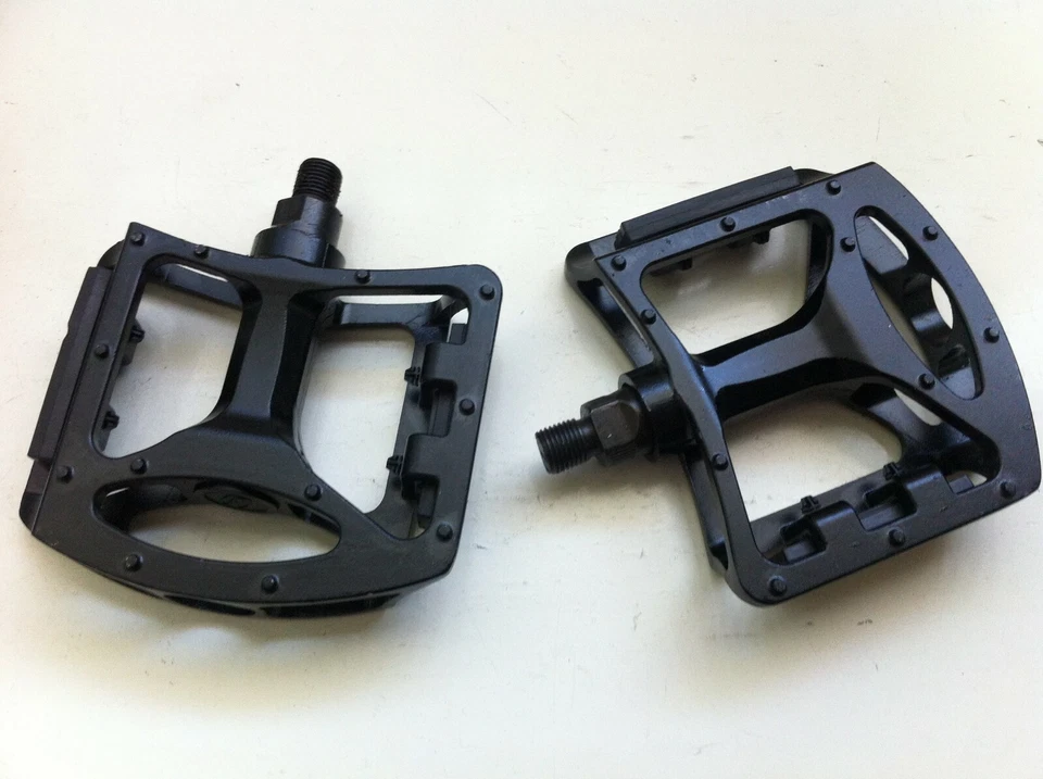 Pedales de bicicleta de plataforma extra ancha negros de acero al carbono/aleación para bicicletas de 5" x 3-1/2" Foto 1 de 3