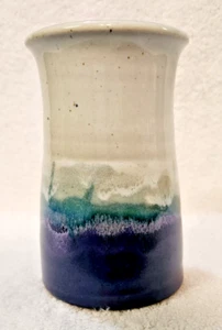 Studio Art Pottery Green Purple Gray White Drip Glazed Vase Signed 5 1/4" Tall - Imagen 1 de 7