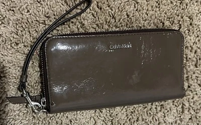 Carteira de pulso Calvin Klein Estelle com zíper continental couro envernizado acastanhado - Imagem 1 de 4