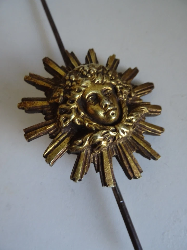 Ancien balancier de pendule soleil masque déesse grecque bronze doré XIXe - Photo 1/4