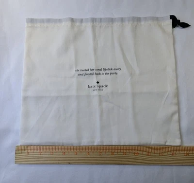 Bolso con cubierta antipolvo Kate Spade cordón "Ella metió su lápiz labial coral" 17x19 Foto 1 de 4