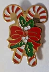 Spilla natalizia vintage bastoncini di caramelle, agrifoglio e fiocco - Foto 1 di 3