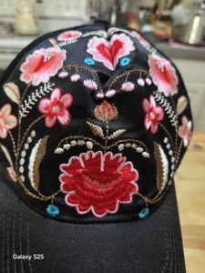Marcus Adler Flotal Mütze Kappe Riemen hinten bestickt Blumen schwarz verstellbar - Bild 1 von 10