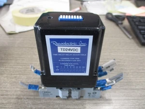 Relé de retardo de tiempo ajustable ruso TD24VDC rango: 0-255 segundos con base usado - Imagen 1 de 5