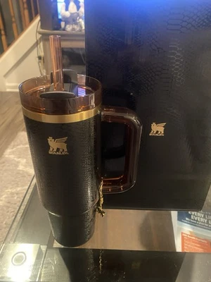Vaso Stanley 30oz piel de serpiente negro apagador de lujo edición limitada nuevo  Foto 1 de 4