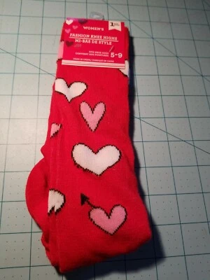 Greenbrier Int-女式红色带粉色和白色心形,(5-9)及膝袜,全新 — 第 1/4 张图片