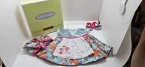 American Girl Bitty Baby - Zwillinge Backen Outfit Kleid Hut Schuhe - mit Karton - Bild 1 von 11
