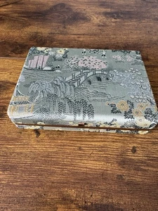 Joyero de brocado asiático vintage verde tela escénica tocador de viaje estuche - Imagen 1 de 12