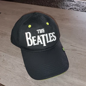 RARE HAT NEW THE BEATLES APPLE CORP LTD 2014 LIMITED EDITION - Picture 1 of 6