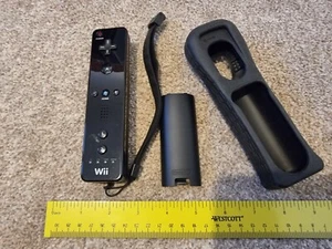 NINTENDO Wii & U OFFICIAL WIIMOTE REMOTE CONTROL Black Genuine Non MotionPlus - Picture 1 of 2