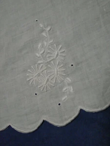 VTG Tablecloth Round White Embroidered Crewel Flowers Daisies Scalloped Hem 30" - Picture 1 of 4