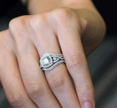 Juego de anillos de boda con halo enchapados en oro blanco de 14 quilates de diamantes creados en laboratorio de 2,75 quilates Foto 1 de 4