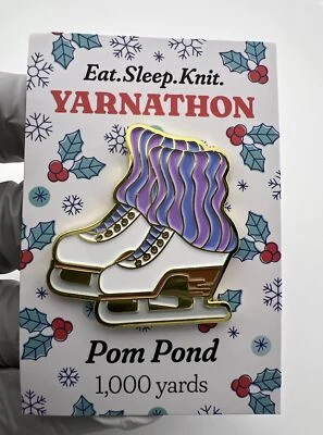 Pin de patines de hielo tono dorado blanco, rosa y púrpura. Solapa. Yarnathon. Pom Pond. Foto 1 de 4