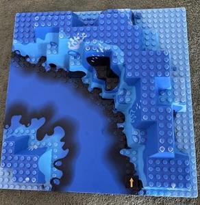 Lego 6195 - Grundplatte, erhöhte 32 x 32 Schlucht mit blauem Unterwassermuster - Bild 1 von 4