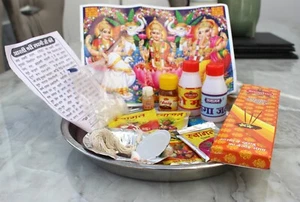 LAXMI GANESHA PUJA THALI DIWALI POOJA KIT GANGA JAL DIYA JANEU KAMAL GATTA TILAK - Foto 1 di 3