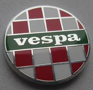 Vespa Italia 2 Tone Round Enamel Pin Badge - White / Green / Red - Picture 1 of 2