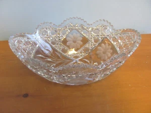 VINTAGE LARGE CLEAR CUT GLASS DAISY PATTERN SAWTOOTH EDGE BOWL DISH 11.5 INCHES - Picture 1 of 1