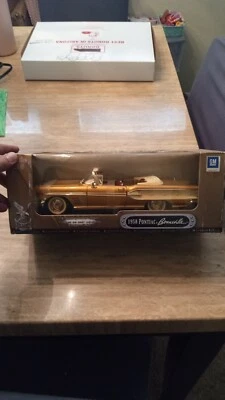 1:18 Scale Diecast Road Signature 1958 Pontiac Bonneville Convertible in Gold - Image 1 of 4