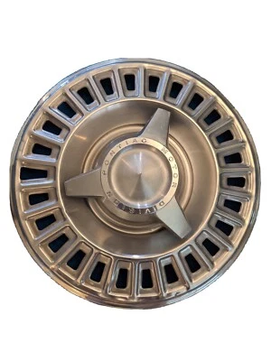 Pontiac Firebird 1967, Tempest o Ventura tapacubos giratorio 14"" Foto 1 de 4