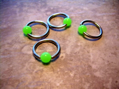 One 7/16" 11mm 14g Verde 5mm Bola Cautiva Cuentas Anillo Pezón Oreja Nariz Labio BB3 Foto 1 de 2