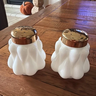 De Colección Fenton Vidrio Leche Lágrima Patrón Salero y Pimentero con Tapas Doradas Foto 1 de 4